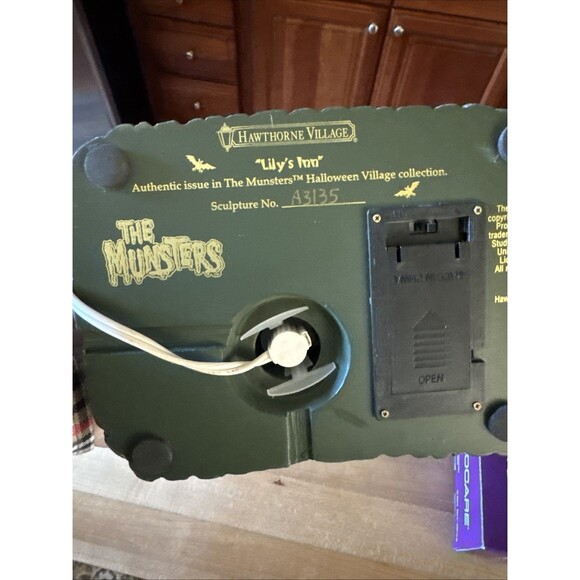 Hawthorne Village LILY'S INN THE MUNSTERS HALLOWEEN VILLAGE No. A3135 (READ DES) - Picture 6 of 12